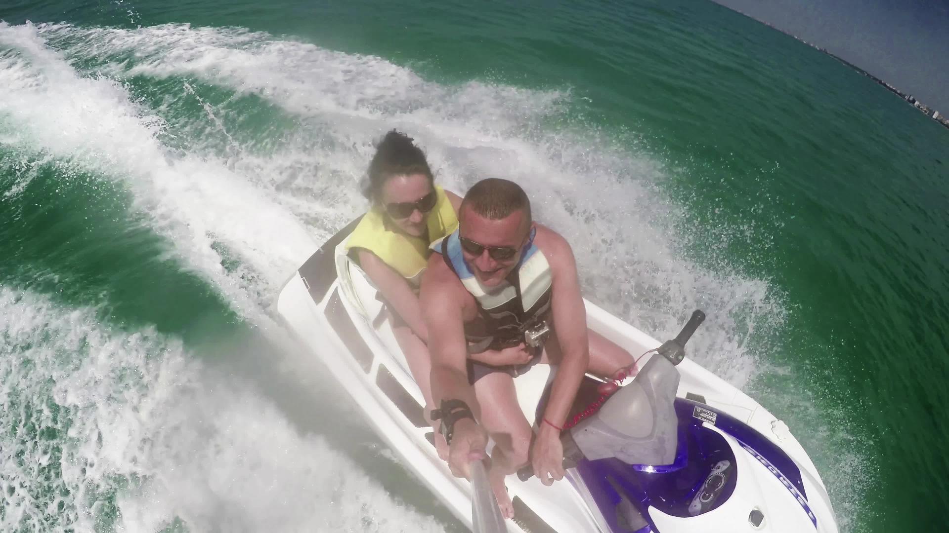 一对夫妇在喷气式波浪手度假玩得很开心视频的预览图