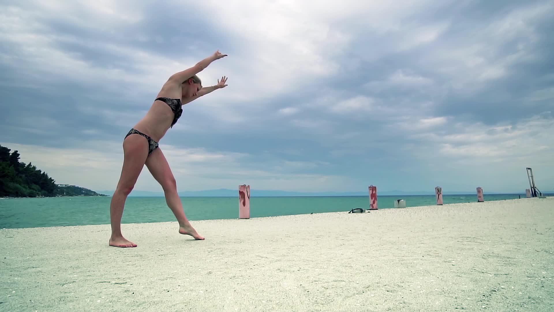 适合女性在岸上做体操视频的预览图