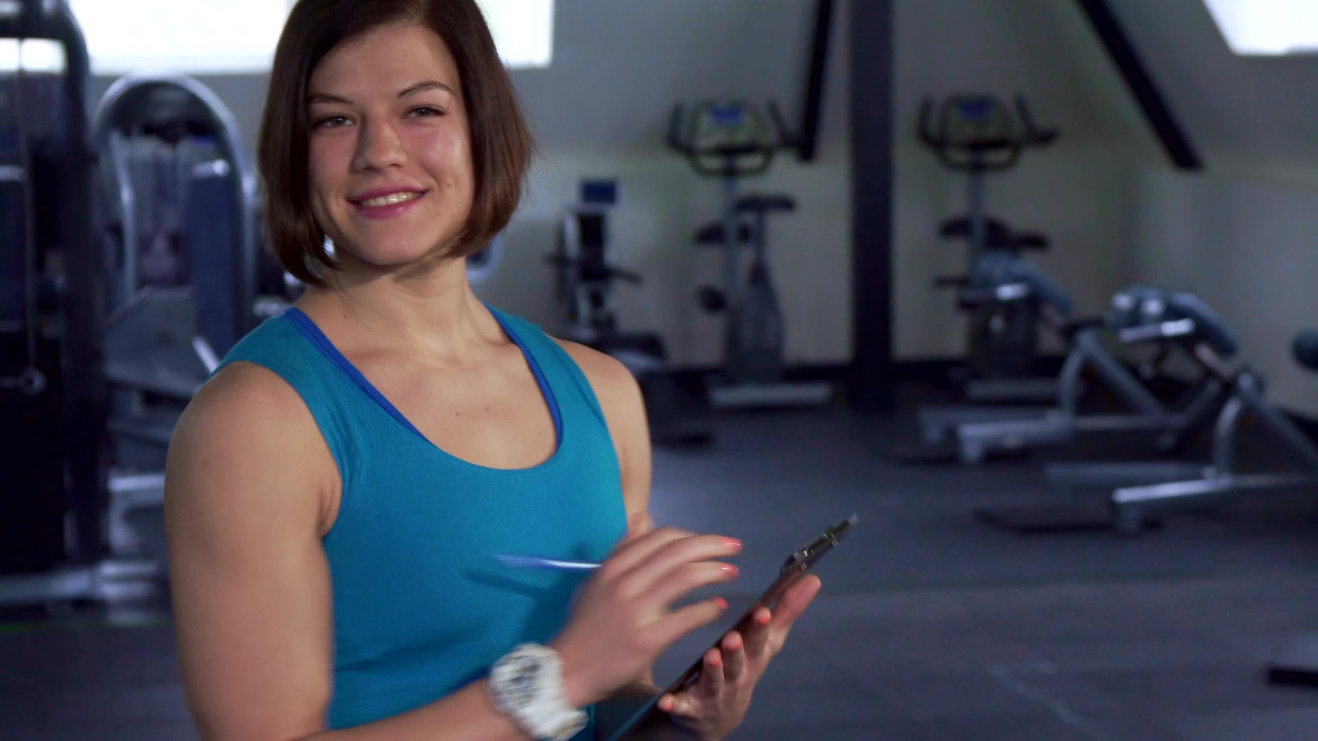健身女子在健身房摆姿势视频的预览图