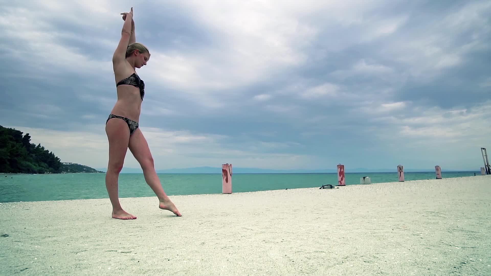 适合女性在海边做体操和慢动作视频的预览图