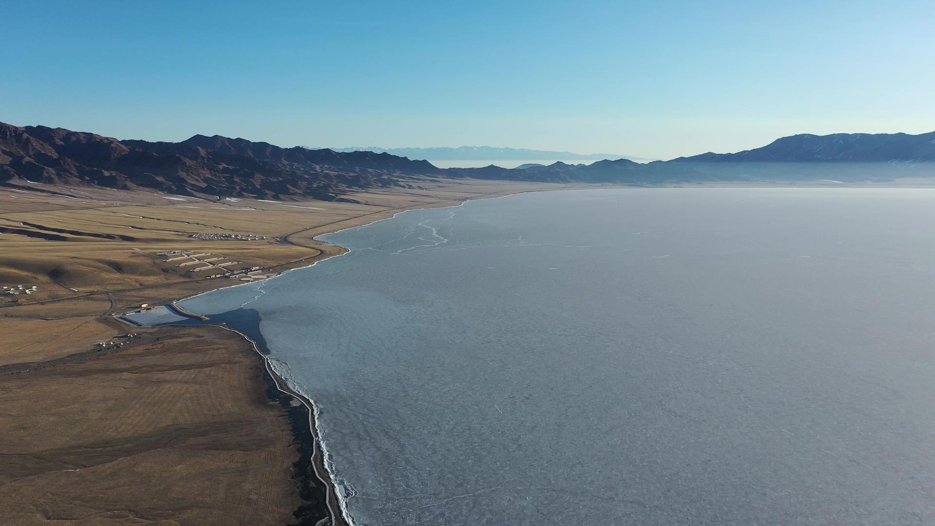 新疆赛里木湖航拍视频的预览图