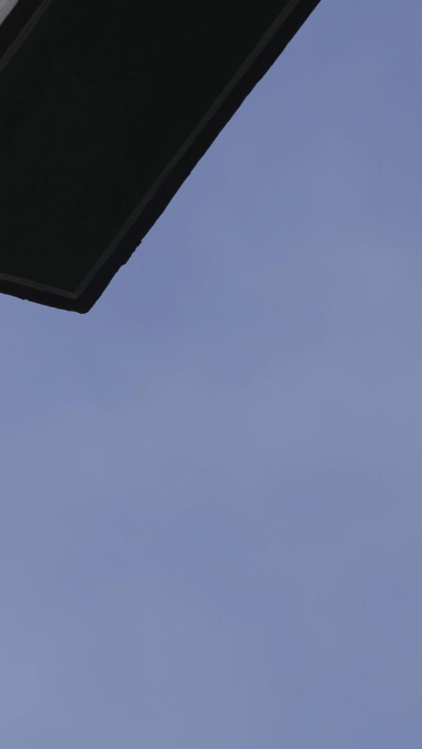 慢镜头升级拍摄素材蓝天白云晴天景区古建筑屋顶风铃随风摇摆视频的预览图