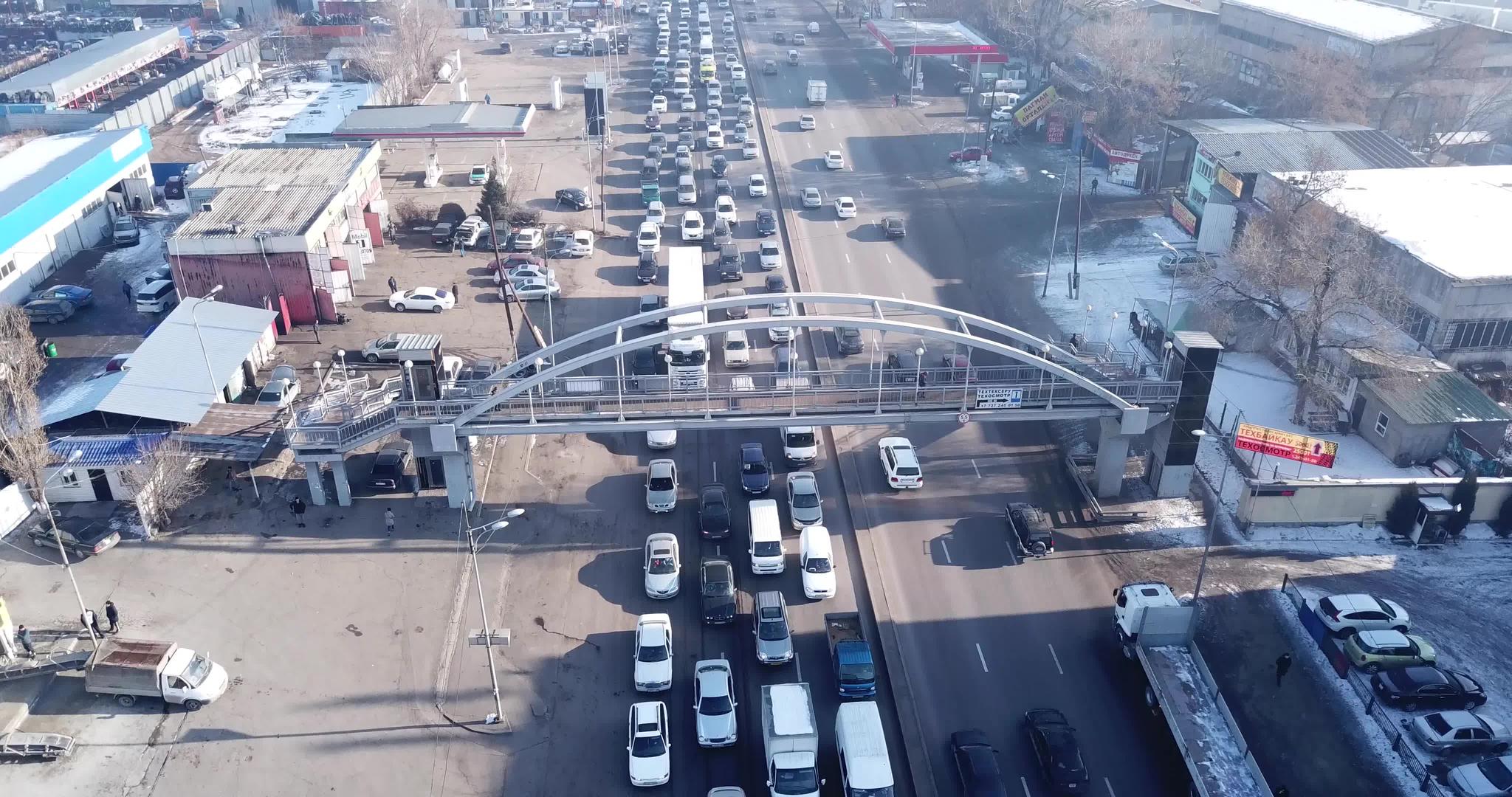 一个大城市的交叉口交通量很长视频的预览图