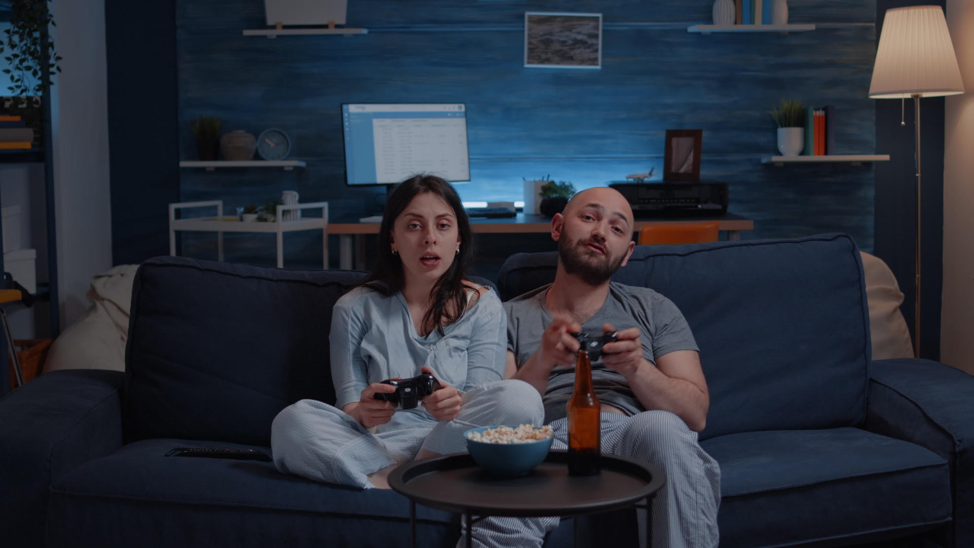 一群神经紧张的夫妇用棍子输掉了网络游戏视频的预览图
