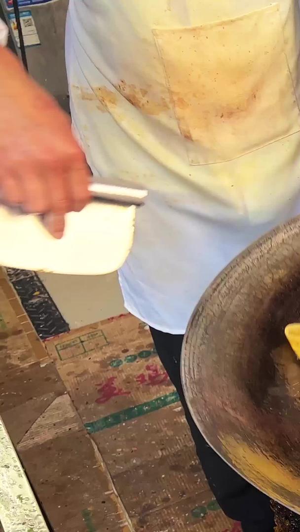 湖北地方民间特色小吃早餐美食三鲜豆皮制作工艺素材视频的预览图
