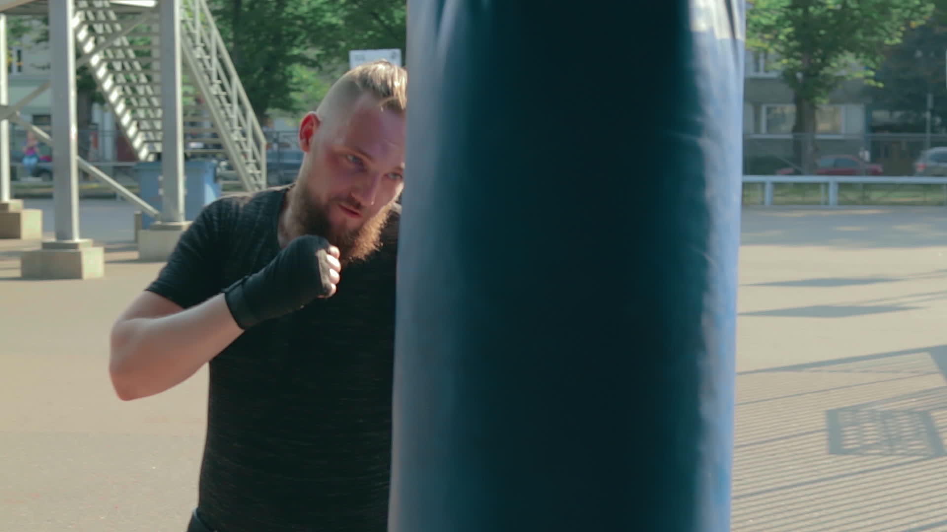 街头拳击在户外拳击袋中视频的预览图
