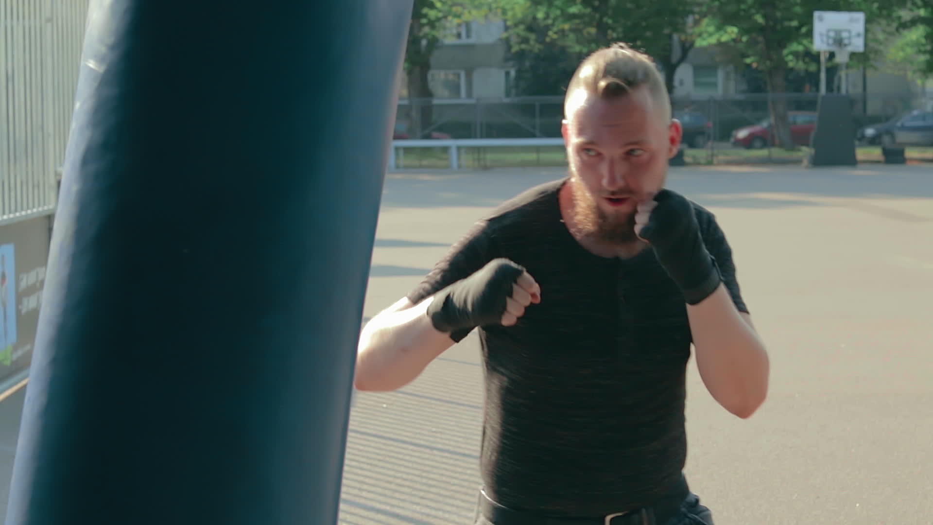 街头拳击在户外拳击袋中视频的预览图