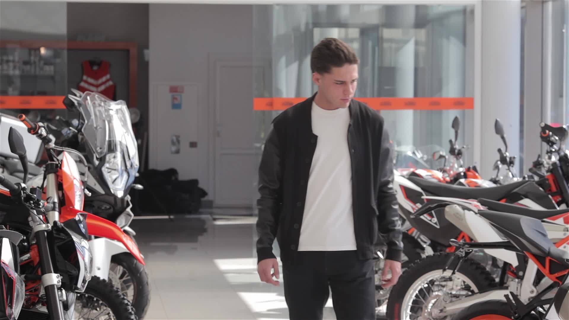 当经销商选择摩托车时男人视频的预览图