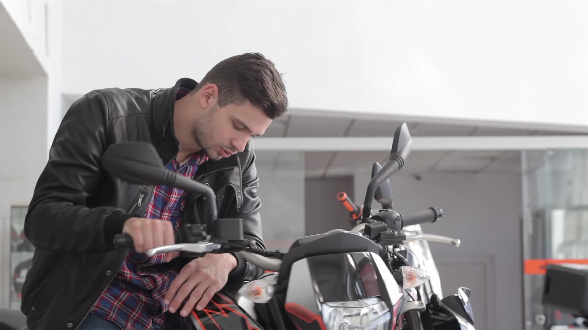 男人骑摩托车的姿势视频的预览图