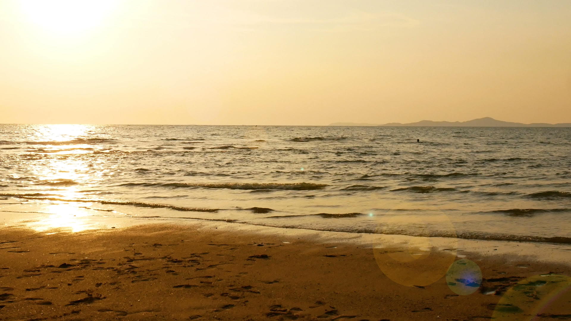 年轻快乐的冲浪男子在日落时用长冲浪板在热带海滩上奔跑视频的预览图