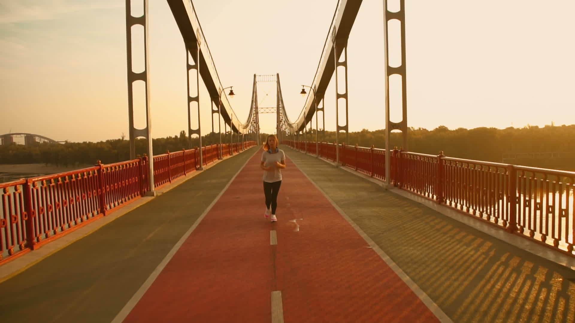 女性慢跑前的视图视频的预览图
