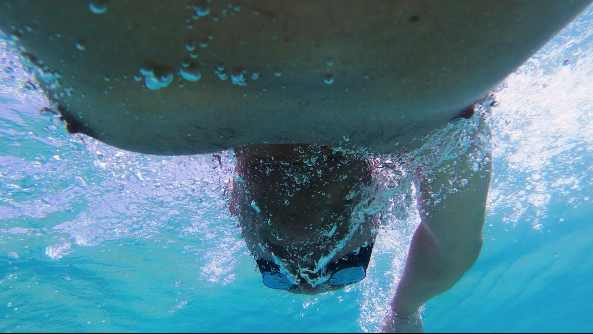 专业男子游泳、爬行、水下风景慢动作视频的预览图