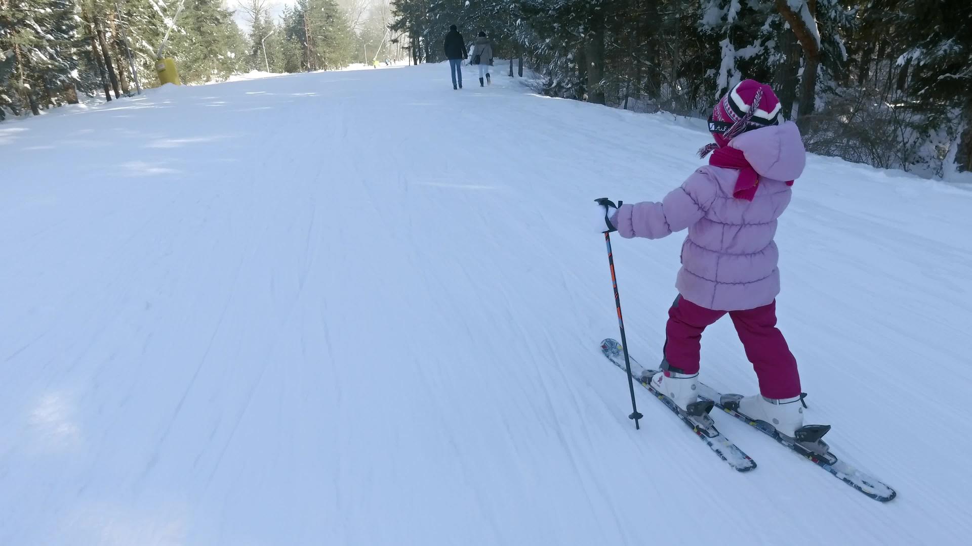 滑坡上甜蜜的小滑雪女孩视频的预览图