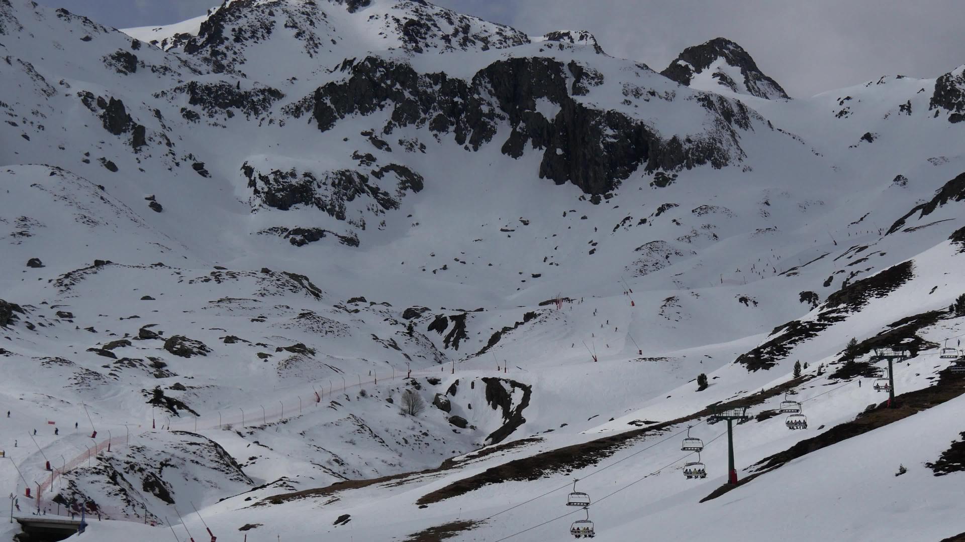 西班牙的冬季度假站formigal视频的预览图