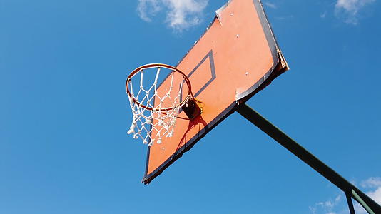 在蓝天的背景下篮球网以蓝天为背景视频的预览图