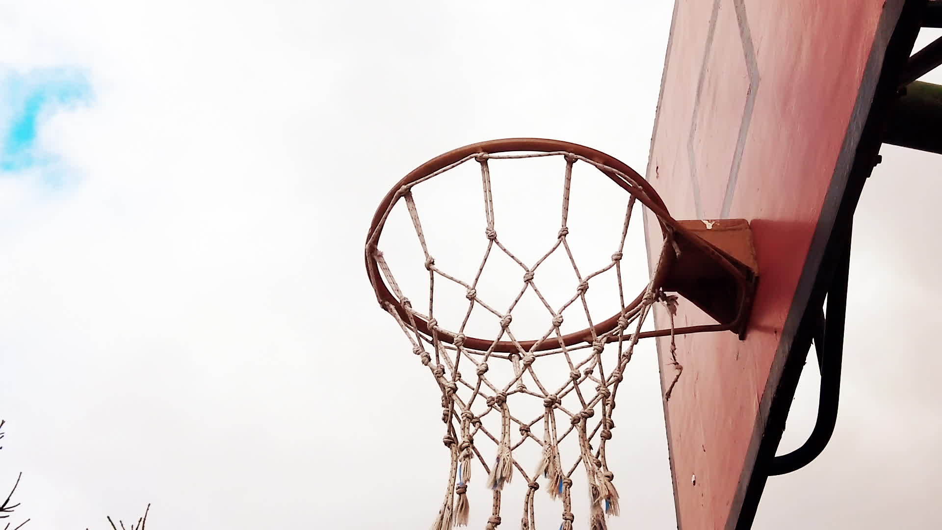 在篮球的底部拍摄通过一个圈慢慢移动视频的预览图