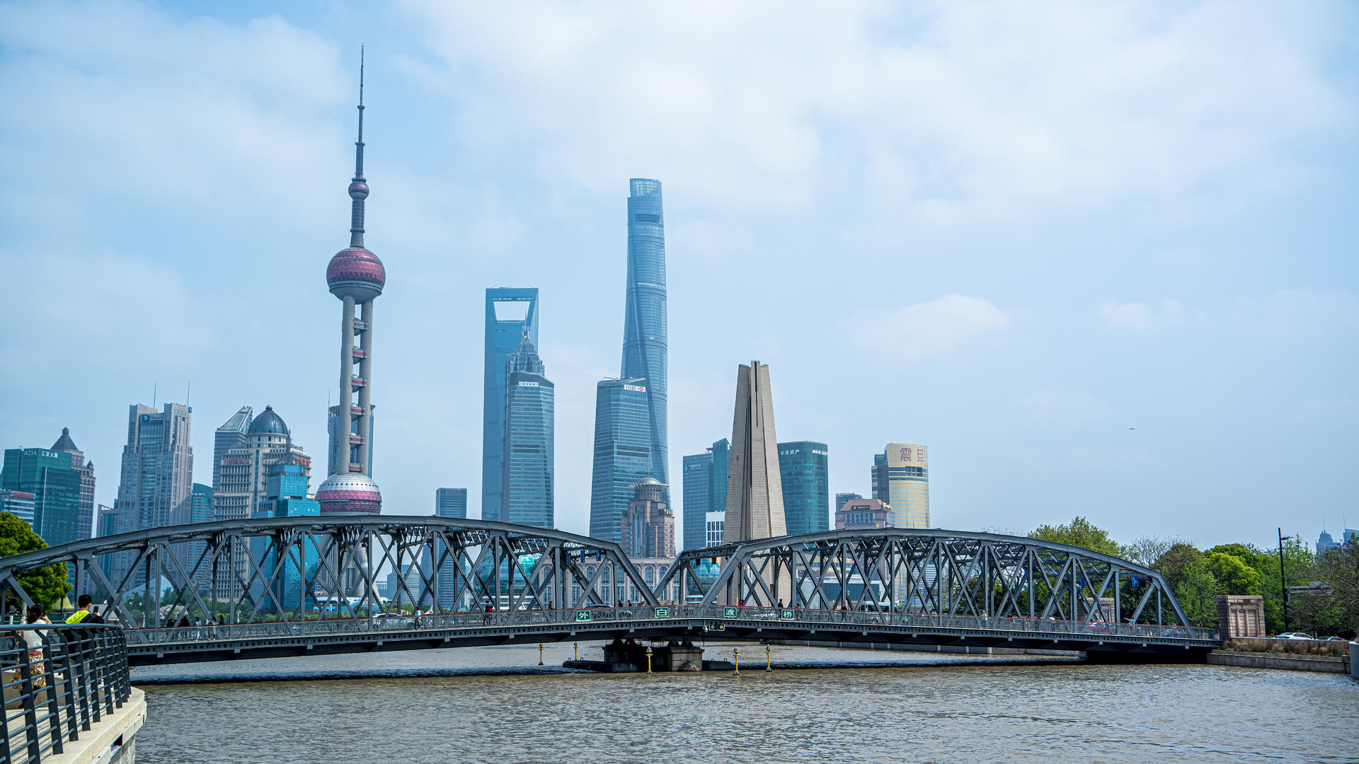 8k延时上海外白渡桥与东方明珠塔视频的预览图