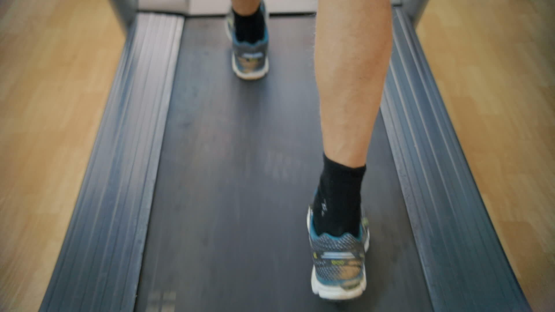 在跑步机上锻炼视频的预览图