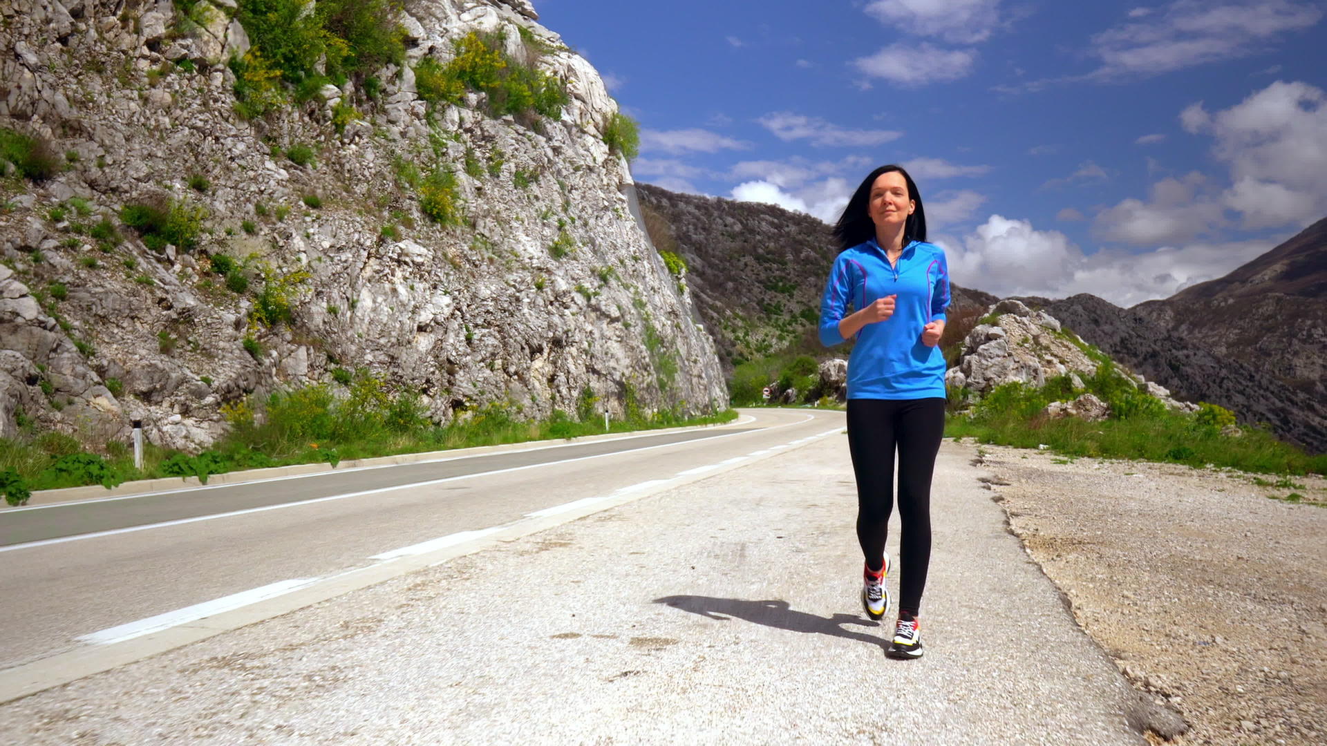 微笑的慢跑者在山上奔跑视频的预览图