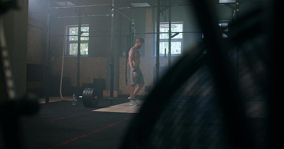 年轻的运动高加索男子在运动前在健身房更衣室换了一个慢动作视频的预览图