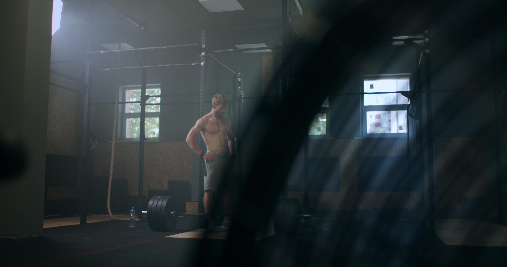 年轻的运动高加索男子在运动前在健身房更衣室换了一个慢动作视频的预览图