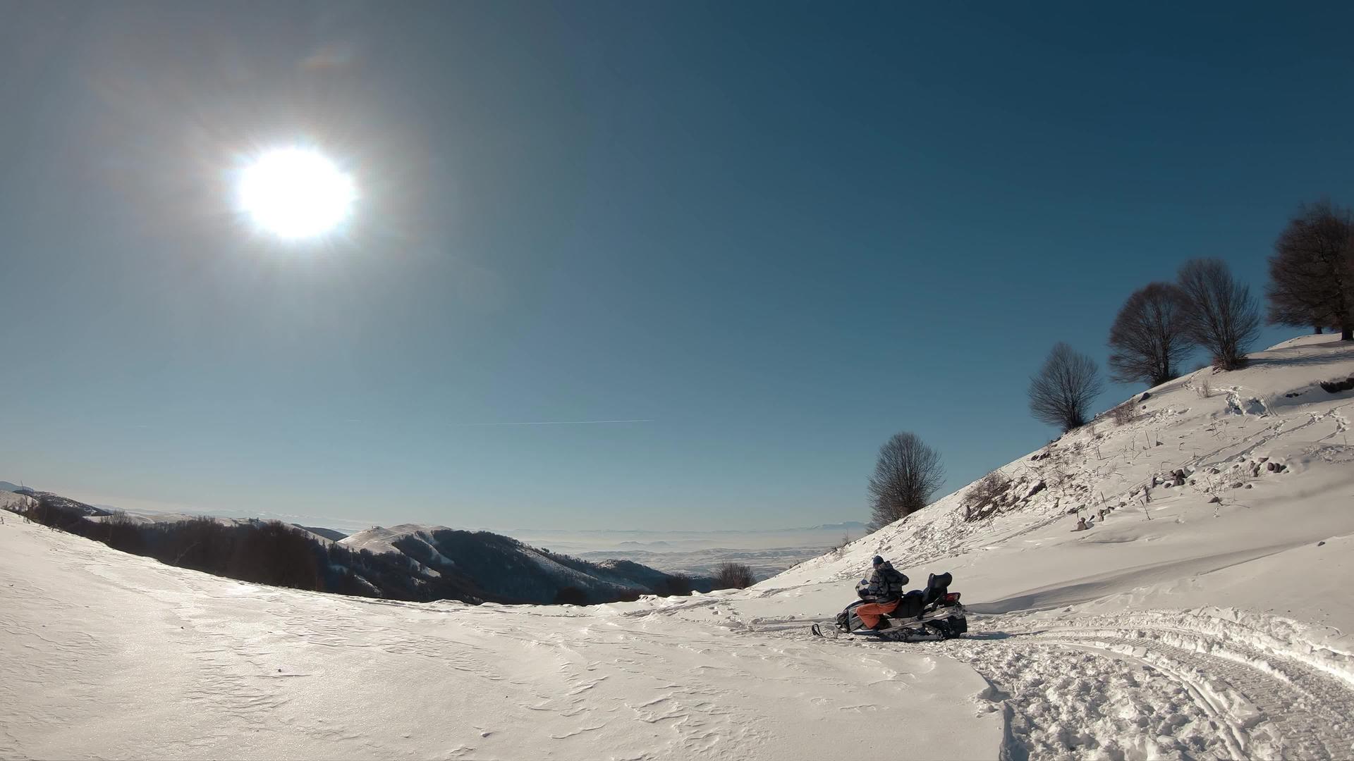 冬季风景中的雪地探险户外旅行视频的预览图
