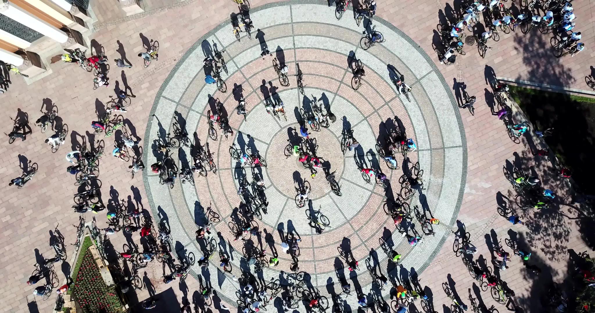 公园里有一大群骑自行车的人视频的预览图