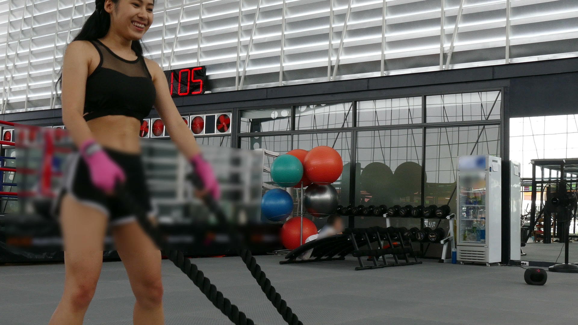 年轻女性在健身中心锻炼女运动员在健身房用战绳训练视频的预览图
