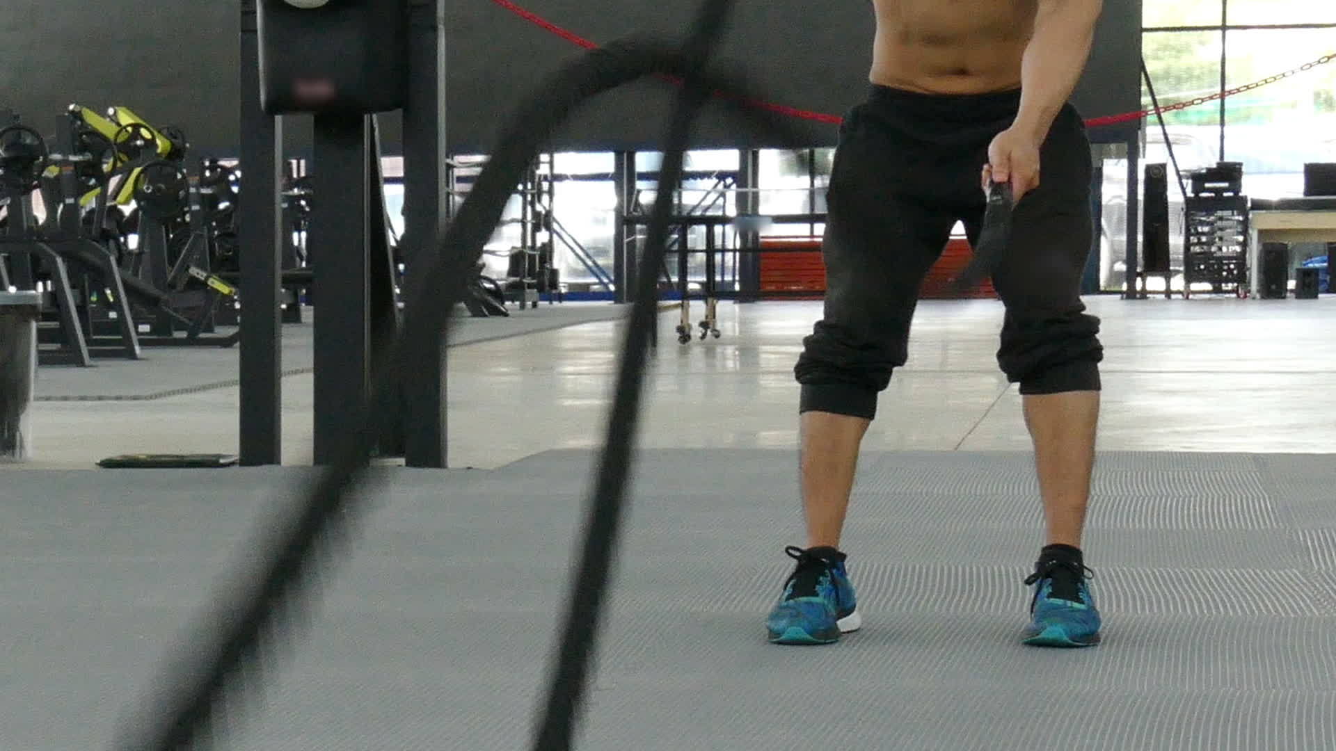 年轻人在健身中心锻炼男运动员在健身房用战绳训练运动型运动员视频的预览图