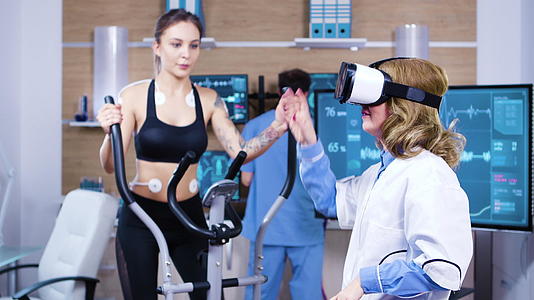 女性科学家有虚拟现实镜子用于体育测量视频的预览图