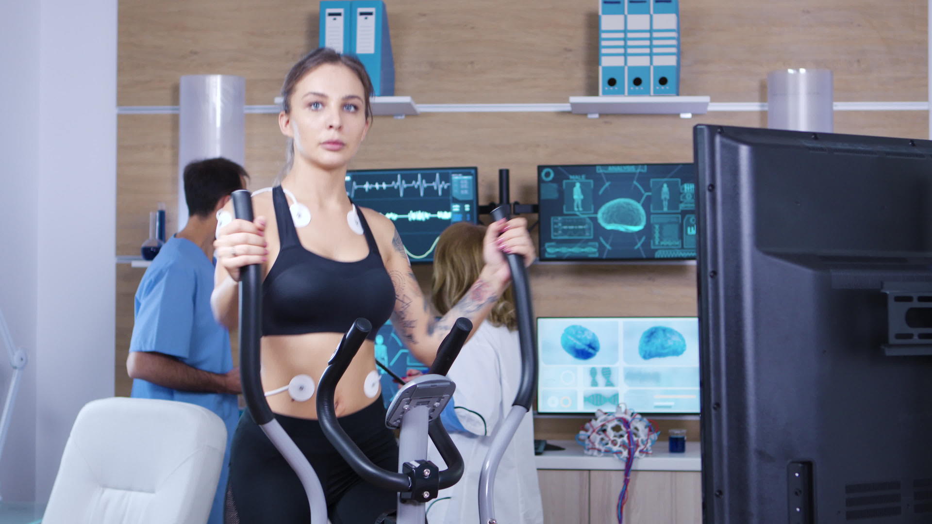 女运动员用与身体相连的电极跑步视频的预览图