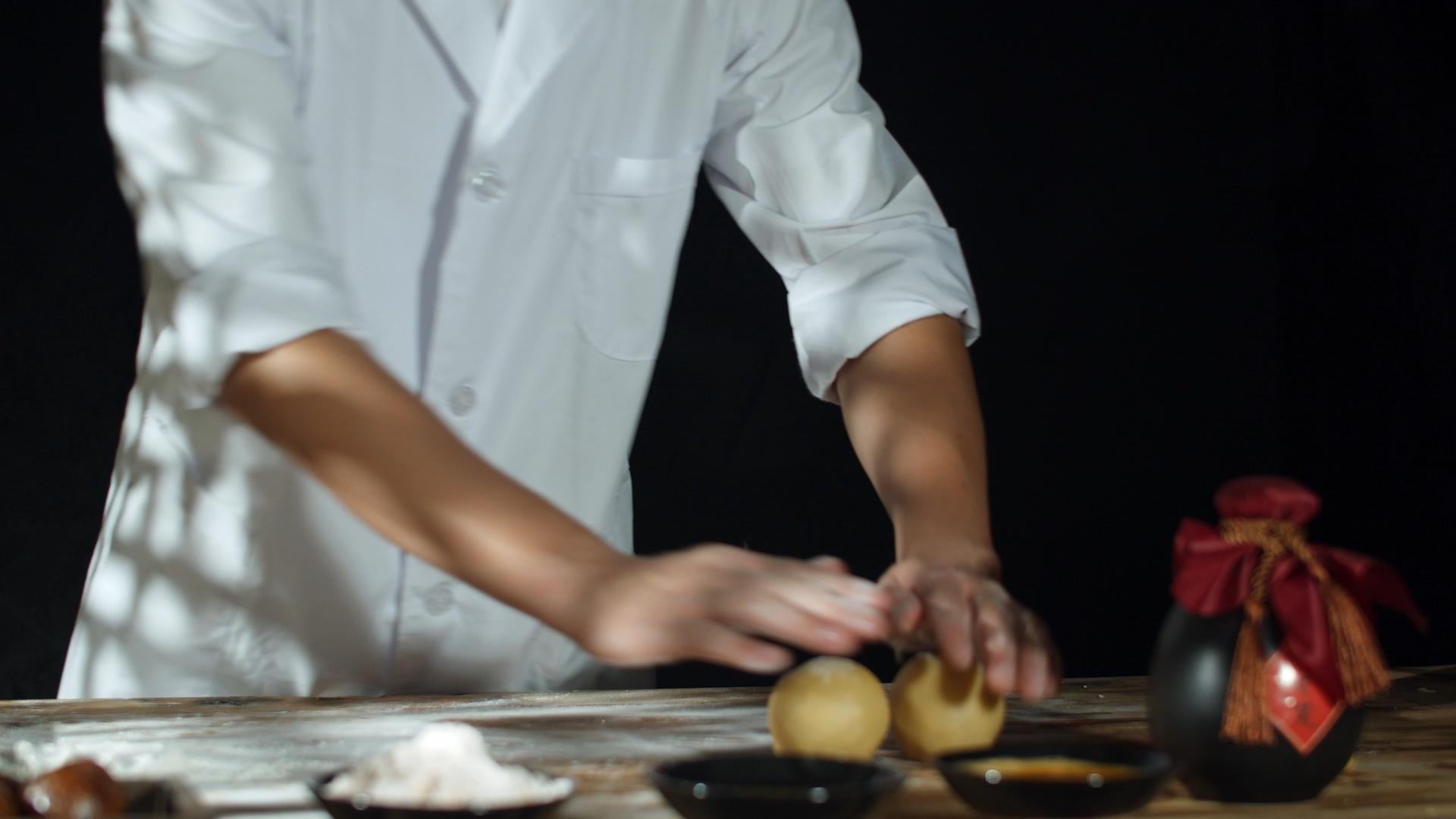 4k实拍传统节日手工制作月饼视频的预览图