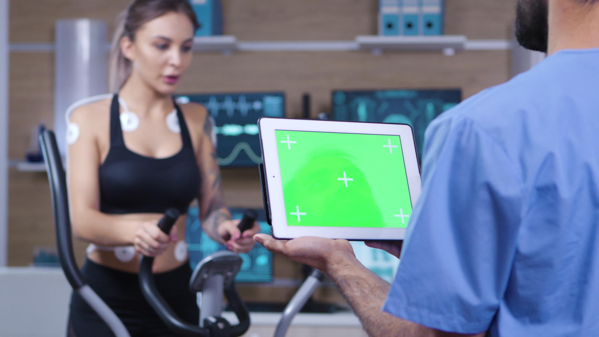 医生在运动员面前有一台绿色屏幕的平板电脑视频的预览图