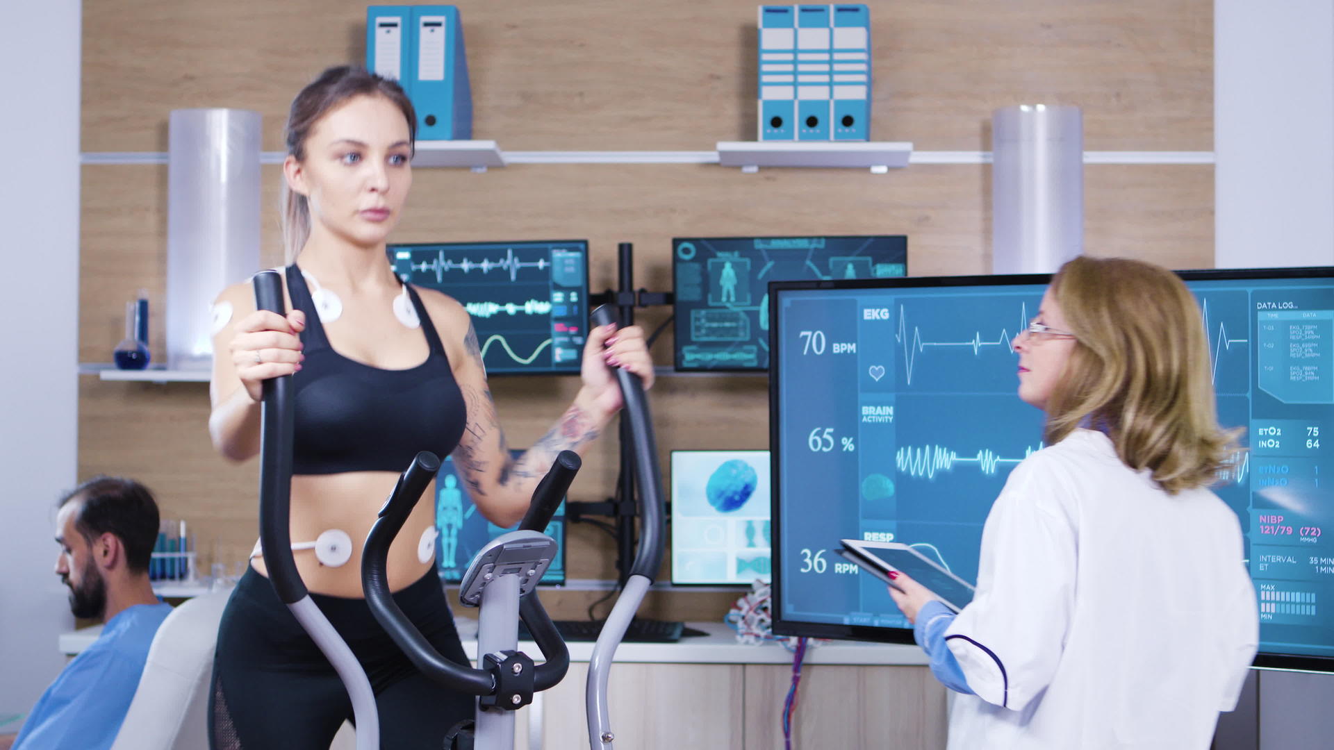 女性运动员耐力女医生参加体育科学测试视频的预览图