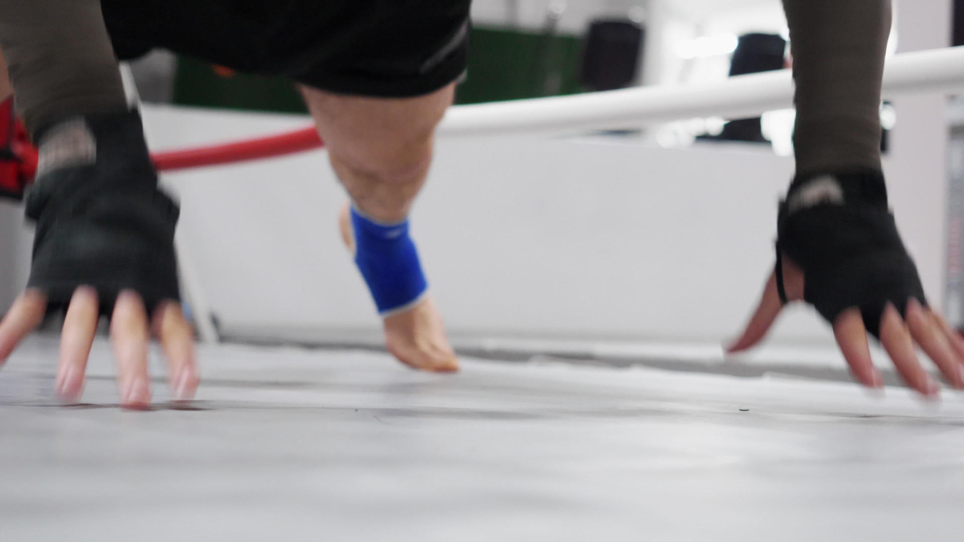 男运动员在健身房训练俯卧撑和练习拳头视频的预览图