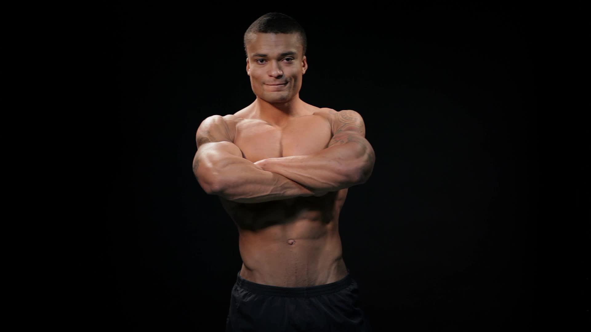 男性肌肉和健康的年轻健美运动员视频的预览图