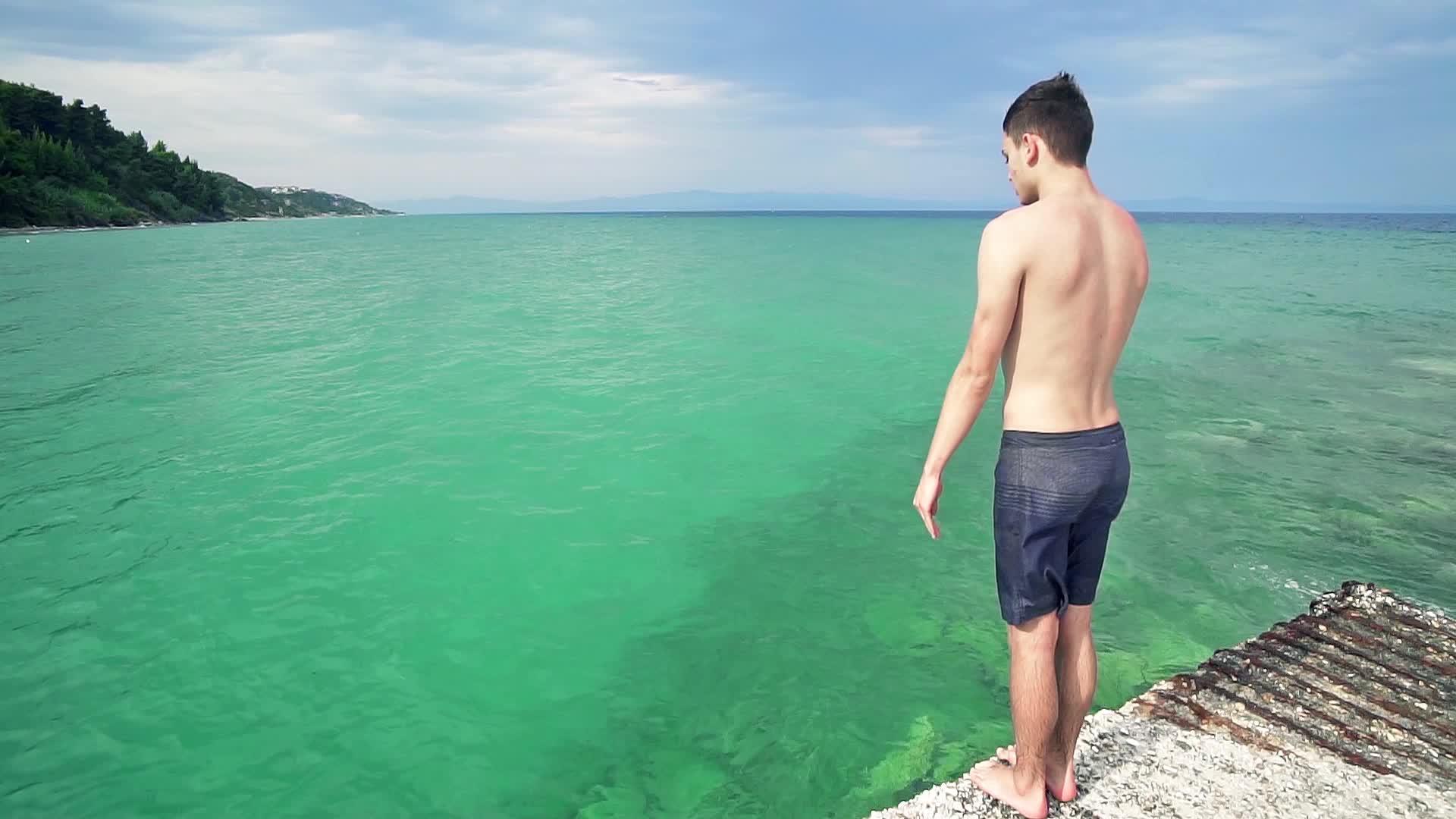 运动员头跳入松绿海慢动作视频的预览图