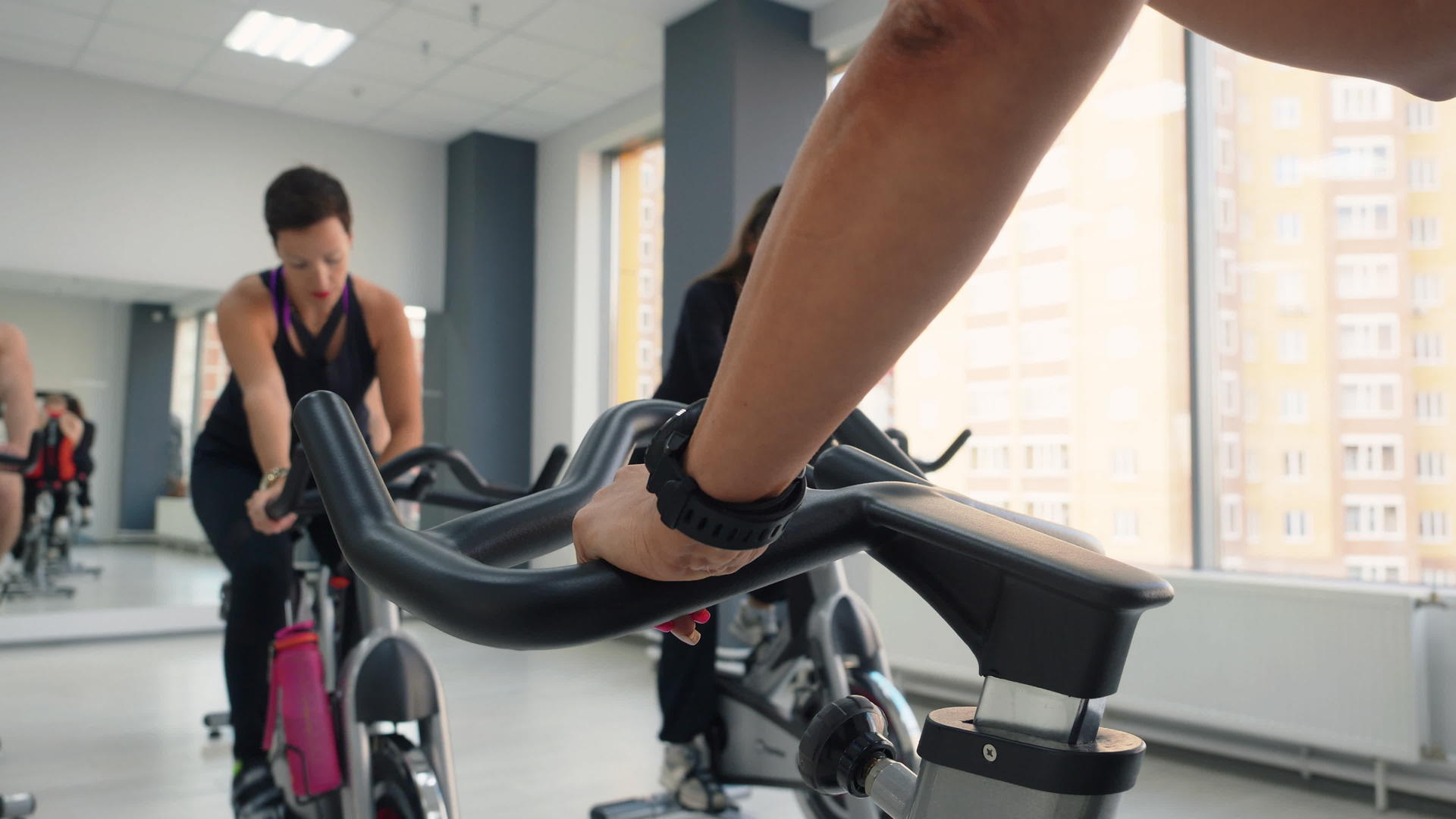 男女在健身房骑自行车视频的预览图