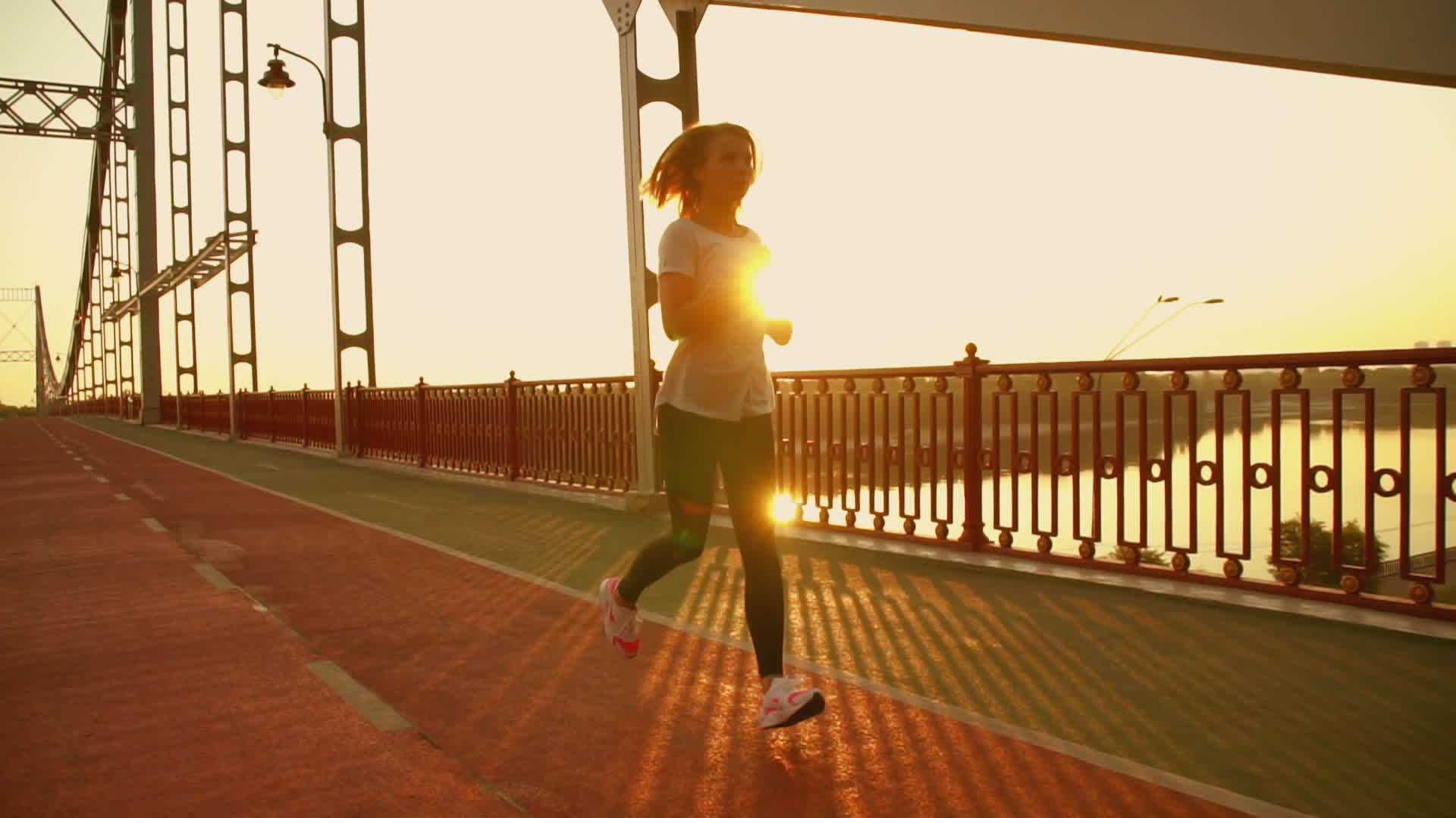 女运动家早上跑步视频的预览图