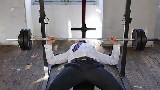 健身房商人的经营理念是在卧推上锻炼胸部努力工作视频的预览图