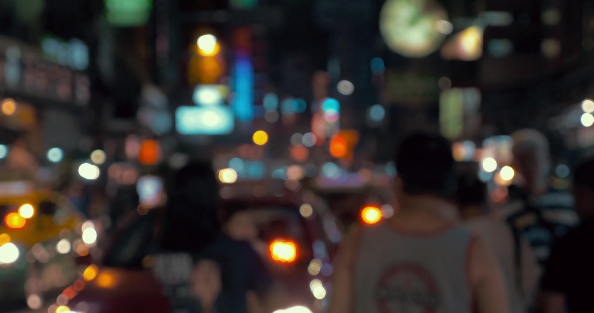 人们在泰国的夜间交通和Bangkok视频的预览图