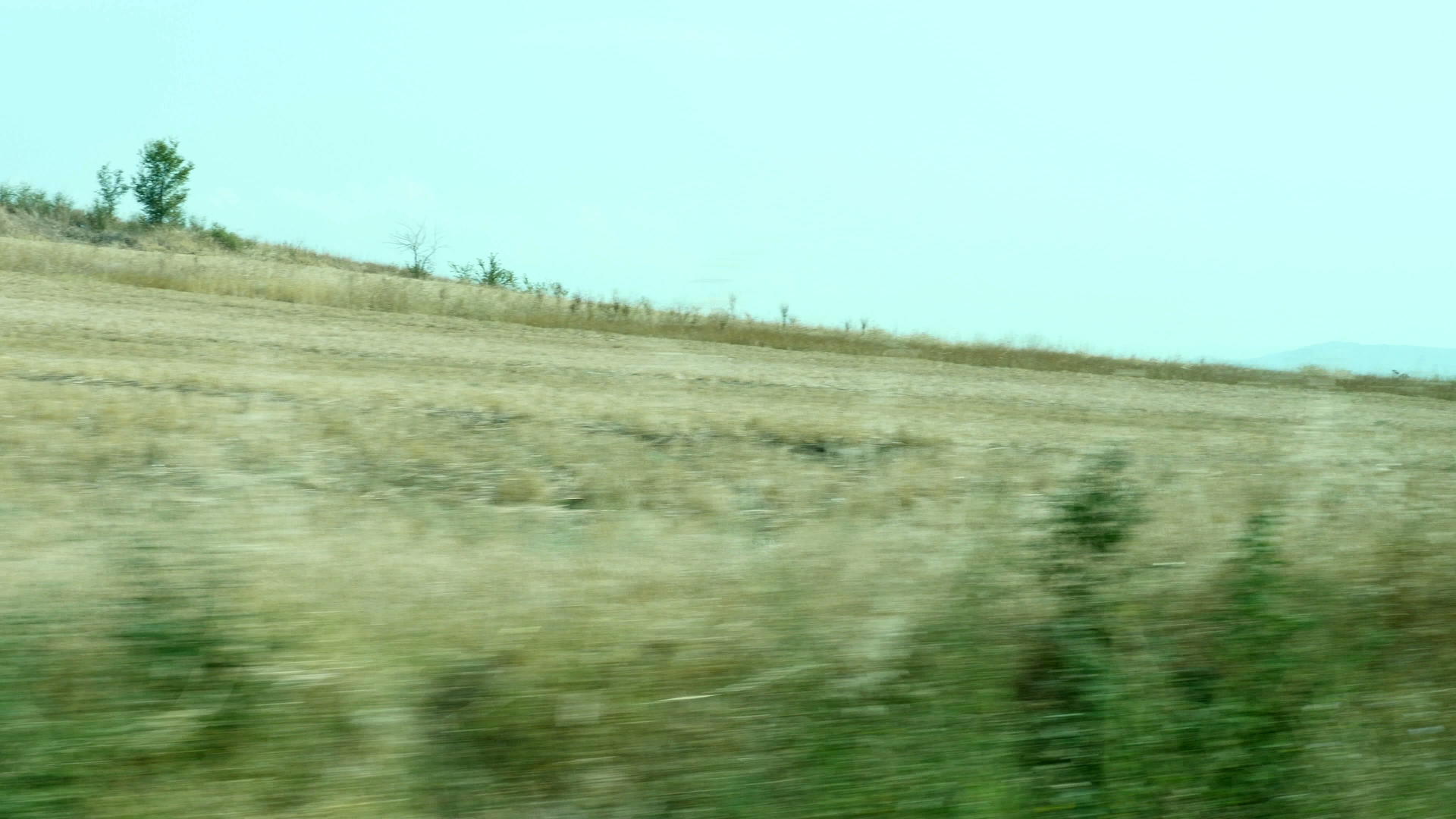 穿越农村地区的一日公路之旅左窗上的自然景观视频的预览图
