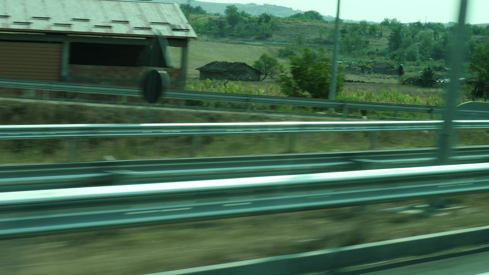 穿越农村地区的一日公路之旅左窗上的自然景观视频的预览图