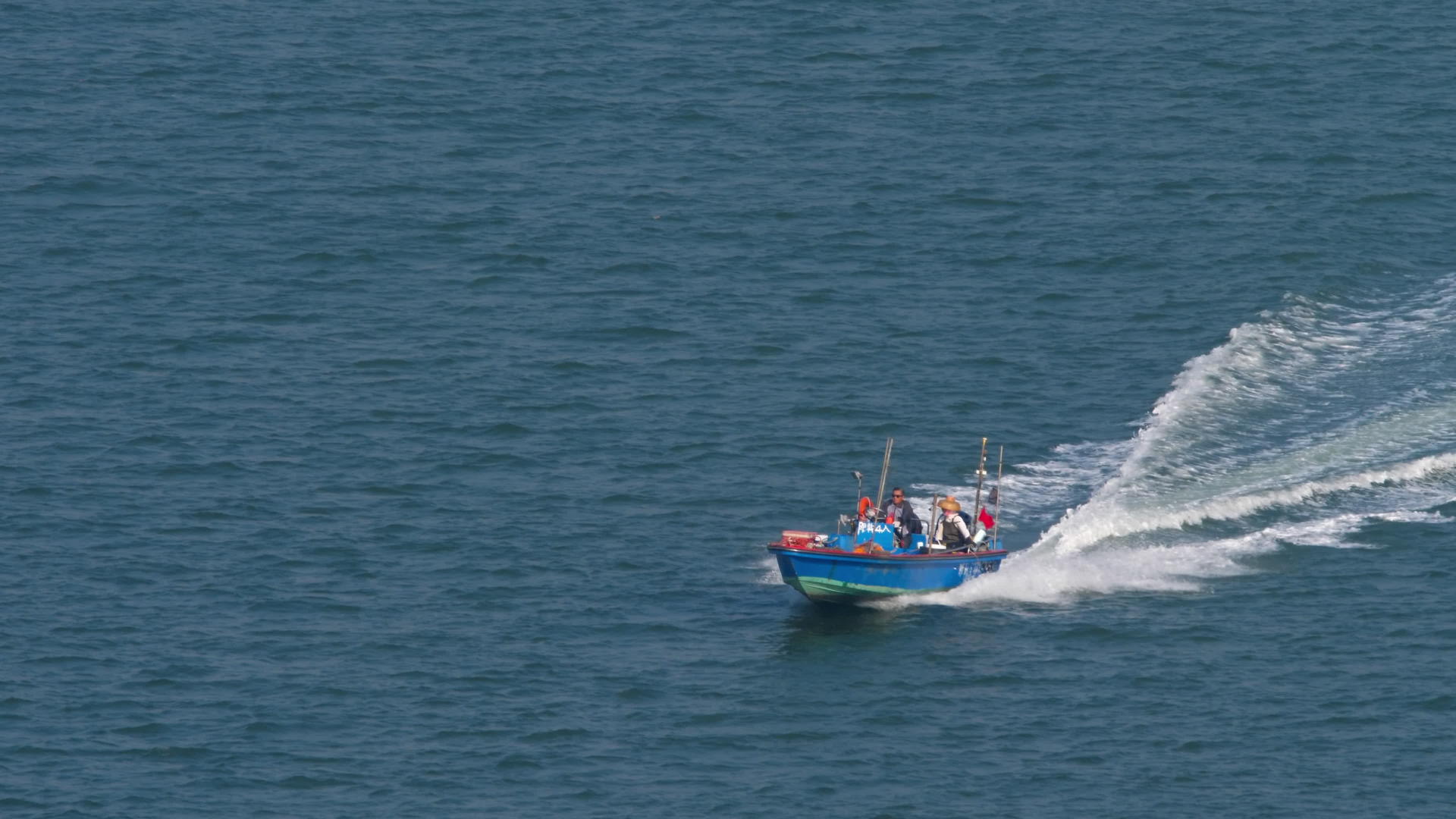 机动艇在环太岛附近的海湾超速视频的预览图