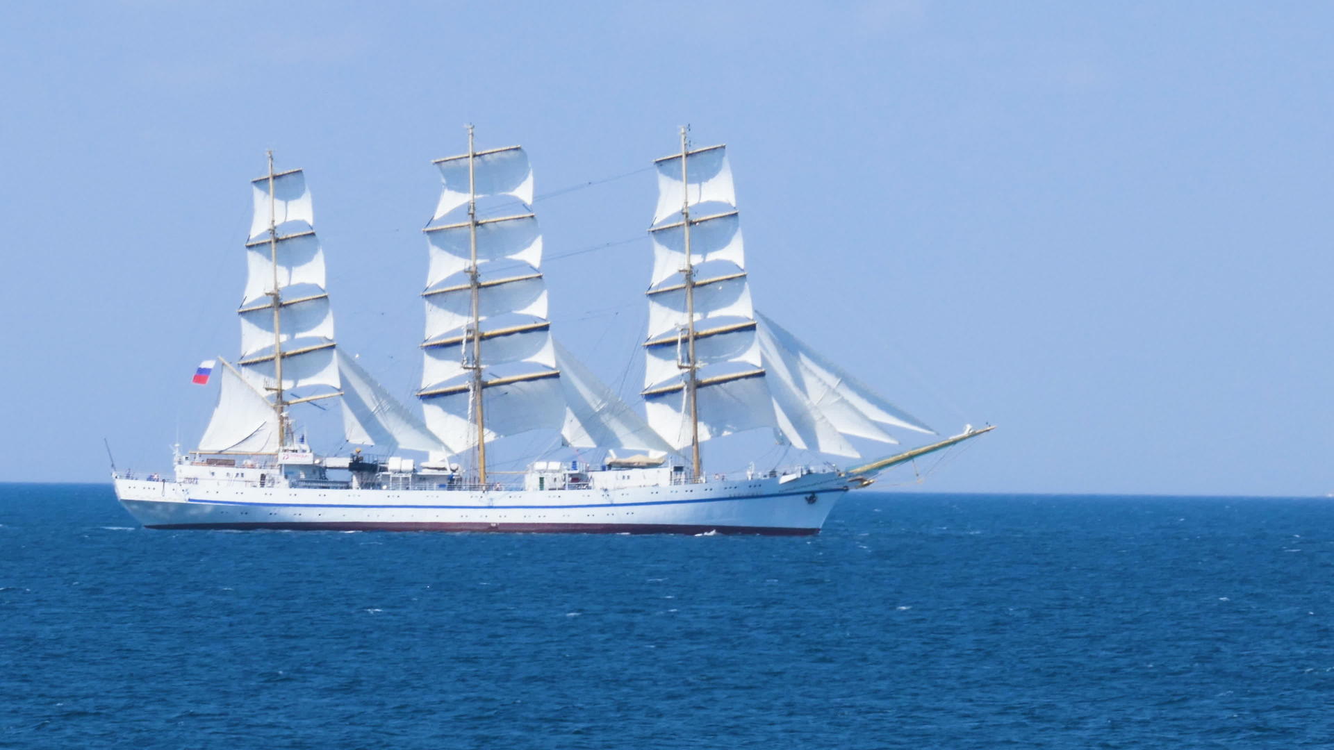 地平线上的白色帆船视频的预览图