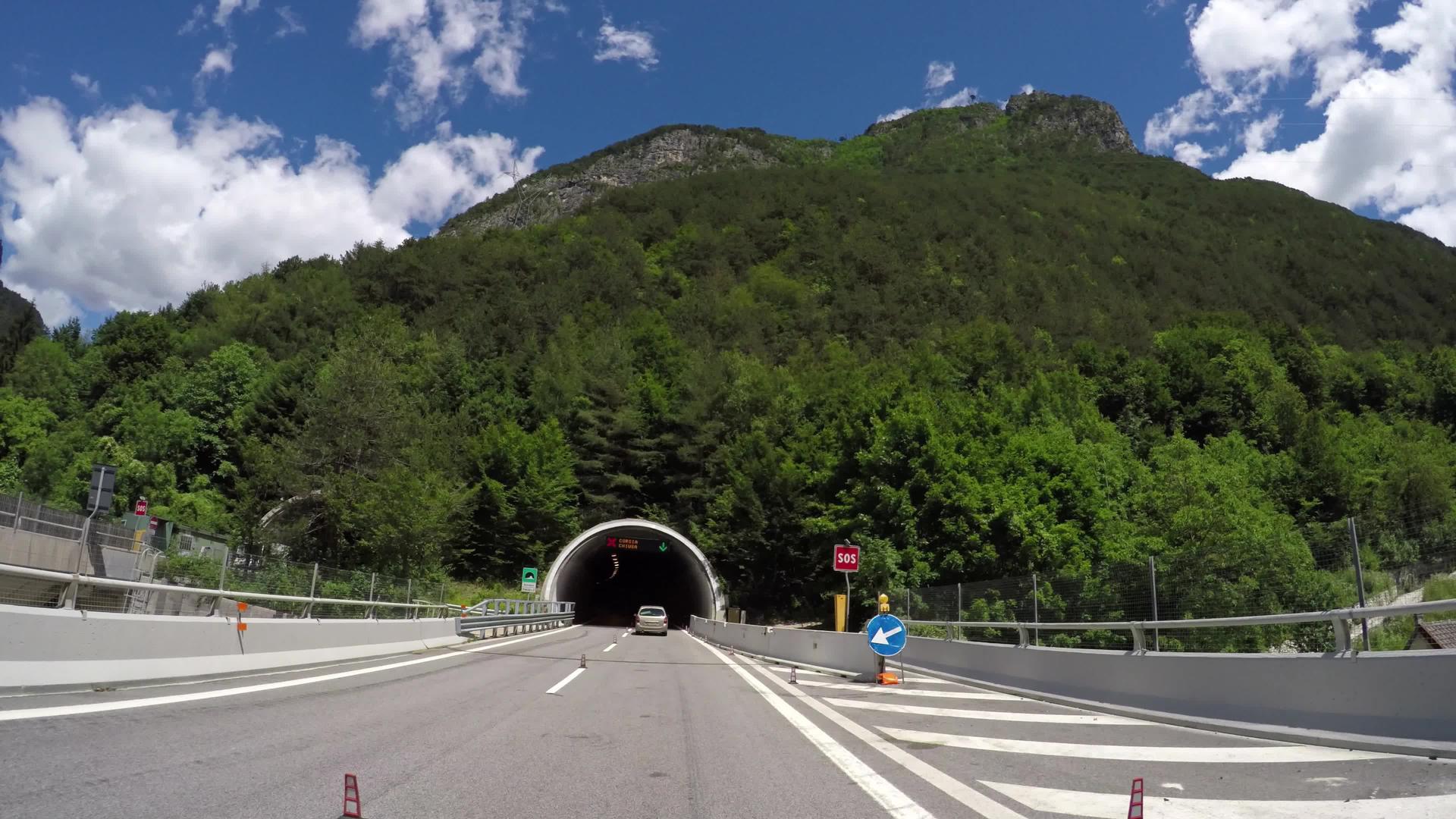 阿尔卑斯山最长的隧道视频的预览图