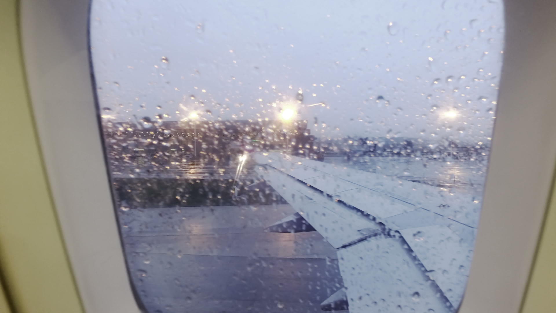 机场机翼窗风暴视频的预览图