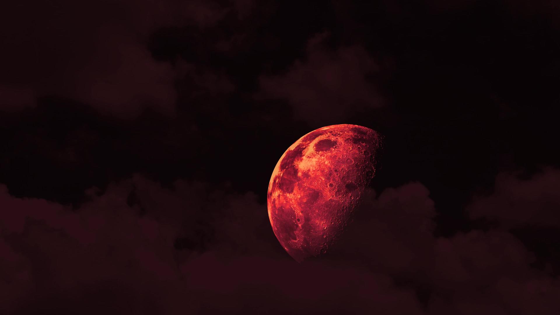 红月亮在夜空中升起红月亮在移动视频的预览图