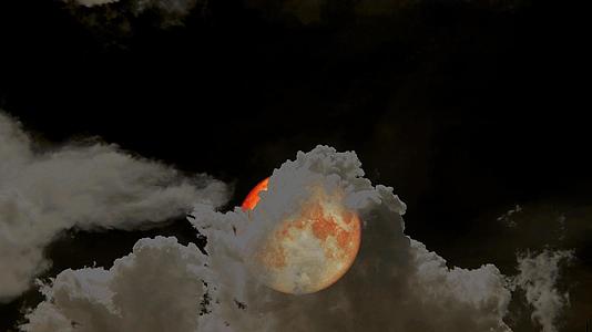 满月的满月在夜空中升起乌云飘动视频的预览图