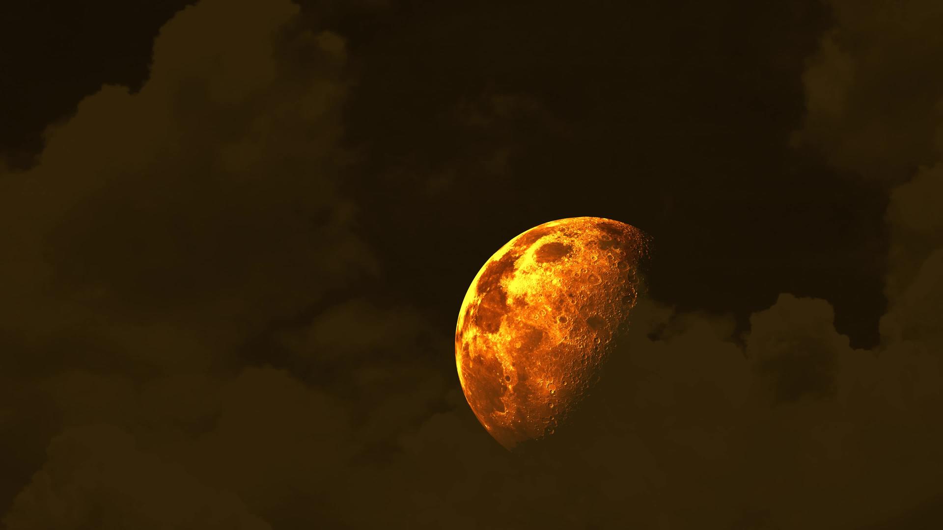 半月血月在夜空中升起橙色的云朵在夜空中移动视频的预览图